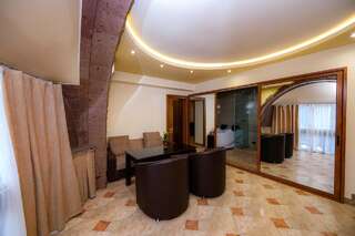 Отель Skyline Hotel Yerevan Ереван Семейный люкс-4