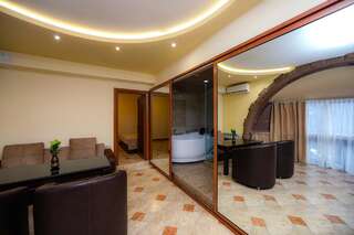 Отель Skyline Hotel Yerevan Ереван Семейный люкс-6
