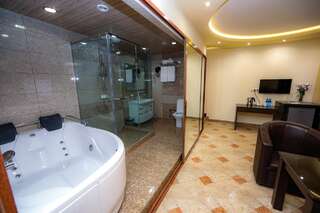Отель Skyline Hotel Yerevan Ереван Семейный люкс-9